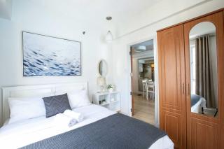 Julias Bright Stylish Condo Balcony - Manila - 3