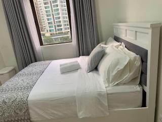 Comfy and Renovated 1 BR with Balcony BGC Golf View - 5