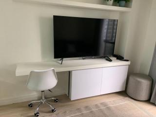 Comfy and Renovated 1 BR with Balcony BGC Golf View - 2