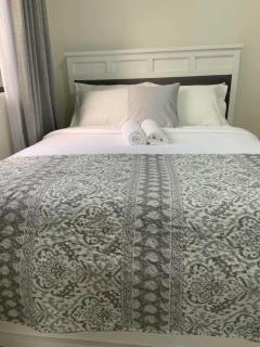 Comfy and Renovated 1 BR with Balcony BGC Golf View - Manila - 1