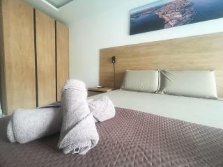 Stylish One-Bedroom Apartment with Balcony & Sea Views - San Pawl il-Baħar - 1
