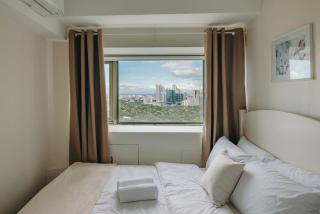 Modern Coastal Design 1 BR Condo Golf View BGC - Manila - 7