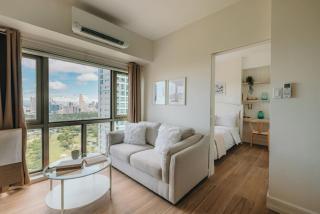 Modern Coastal Design 1 BR Condo Golf View BGC - Manila - 4
