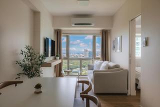 Modern Coastal Design 1 BR Condo Golf View BGC - 8