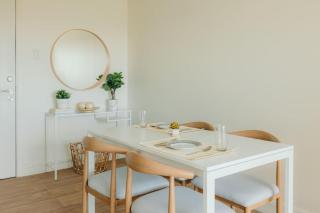 Modern Coastal Design 1 BR Condo Golf View BGC - 4