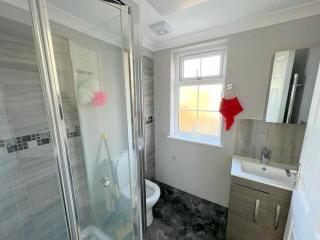 6-bedroom House in Morden, London (Zone 4) - 2