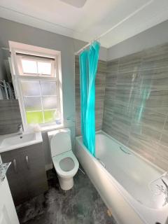 6-bedroom House in Morden, London (Zone 4) - 1