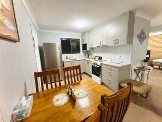 Nestled next door - Stanthorpe - 1