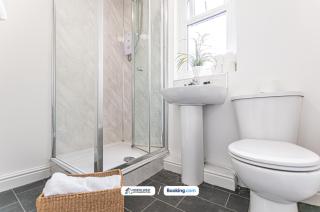 Spacious 4-Bedroom House in Wigan with Free WiFi & Parking - Long Stays Welcome - Leigh - 2