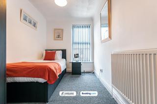 Spacious 4-Bedroom House in Wigan with Free WiFi & Parking - Long Stays Welcome - Leigh - 9