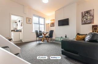 Spacious 4-Bedroom House in Wigan with Free WiFi & Parking - Long Stays Welcome - Leigh - 1