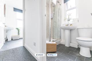 Spacious 4-Bedroom House in Wigan with Free WiFi & Parking - Long Stays Welcome - Leigh - 5