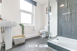 Spacious 4-Bedroom House in Wigan with Free WiFi & Parking - Long Stays Welcome - Leigh - 4