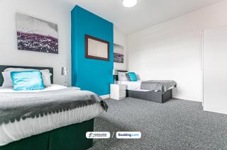 Spacious 4-Bedroom House in Wigan with Free WiFi & Parking - Long Stays Welcome - Leigh - 7