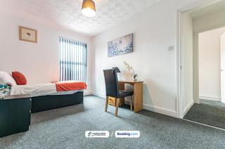 Spacious 4-Bedroom House in Wigan with Free WiFi & Parking - Long Stays Welcome - Leigh - 2