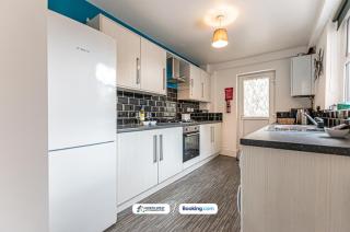 Spacious 4-Bedroom House in Wigan with Free WiFi & Parking - Long Stays Welcome - Leigh - 7