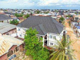 2025 Built 3BR Lavish Gated Apartment in Benin City's Etete GRA with WiFi, AC, Kitchen, Free Parking, 24hr Power and Security, Great for Business, Vacation or Family Travel! - Benin City - 3