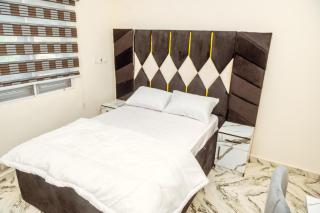 2025 Built 3BR Lavish Gated Apartment in Benin City's Etete GRA with WiFi, AC, Kitchen, Free Parking, 24hr Power and Security, Great for Business, Vacation or Family Travel! - Benin City - 1