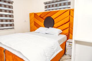 2025 Built 3BR Lavish Gated Apartment in Benin City's Etete GRA with WiFi, AC, Kitchen, Free Parking, 24hr Power and Security, Great for Business, Vacation or Family Travel! - Benin City - 6
