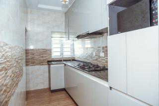 2025 Built 3BR Lavish Gated Apartment in Benin City's Etete GRA with WiFi, AC, Kitchen, Free Parking, 24hr Power and Security, Great for Business, Vacation or Family Travel! - Benin City - 5