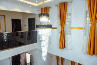 2025 Built 3BR Lavish Gated Apartment in Benin City's Etete GRA with WiFi, AC, Kitchen, Free Parking, 24hr Power and Security, Great for Business, Vacation or Family Travel! - Benin City - 2