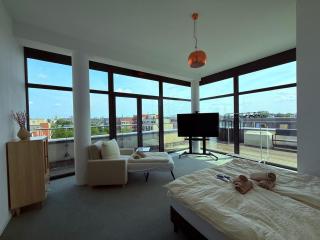 Stralau360 - Exclusive Penthouse with Sauna & Panoramic Rooftop - 8
