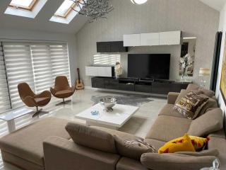 Spacious 7 Bedroom 5 Bathroom Mansion with Parking - Cardiff - 0