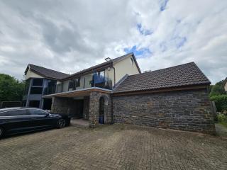 Spacious 7 Bedroom 5 Bathroom Mansion with Parking - Cardiff - 7