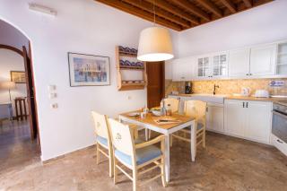 Villa Thalassa Suites 3 Modern Comfort Traditional Greek Charm Private Courtyards Steps From Lindos Square Beach - Lindos - 4