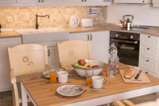 Villa Thalassa Suites 3 Modern Comfort Traditional Greek Charm Private Courtyards Steps From Lindos Square Beach - Lindos - 3