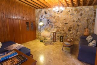 Villa Thalassa Suites 3 Modern Comfort Traditional Greek Charm Private Courtyards Steps From Lindos Square Beach - Lindos - 1
