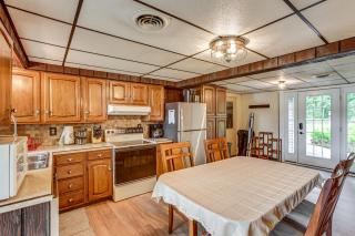 Lakefront Home with Deck Central Michigan Escape! - - 2