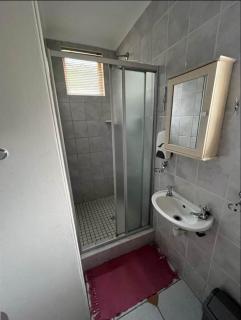 Kwantu Guest house - - 9
