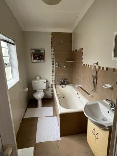 Kwantu Guest house - - 8