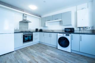 Two-bed Ground Floor Flat in Caerphilly Town Centre - Caerphilly - 4