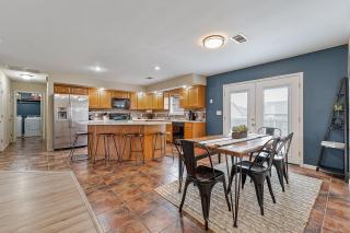 Family Oasis In Jonesboro! 4Bd, 2Ba house High Speed WiFi! - 9