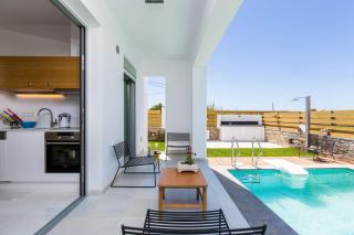 Extraordinary Rethymno Villa Villa Hantengu 3 Bedrooms Beach Front Private Outdoor Swimming Pool And Hot Tub Pigianos Kampos - Pigianos Kampos - 8
