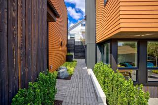 Secret Hideaway - New Custom Built Home - Seattle - 2