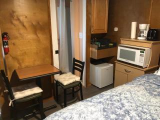Shady Willow Guest House - SMALL Indipendent Units with Seperate Entrance for Travellers - Chilliwack - 4