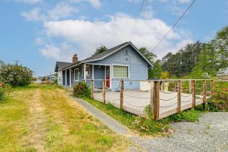 Walk to Beach Cozy Home with Deck in Smith River! - Smith River - 0