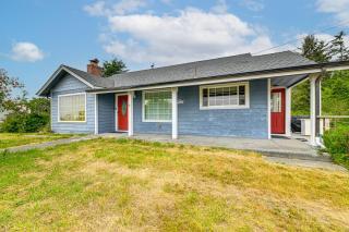 Walk to Beach Cozy Home with Deck in Smith River! - 7