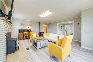 Walk to Beach Cozy Home with Deck in Smith River! - Smith River - 4
