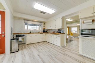 Walk to Beach Cozy Home with Deck in Smith River! - Smith River - 2