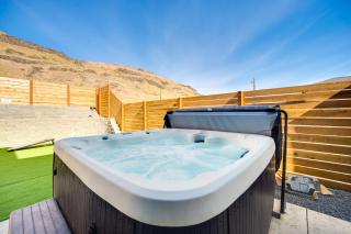 Hot Tub and Water Views High-End Vantage Retreat - - 8