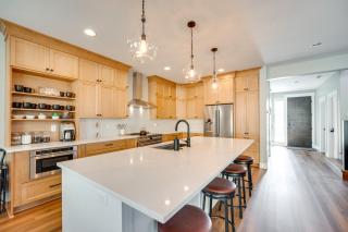 Hot Tub and Water Views Vantage Family Retreat - 2