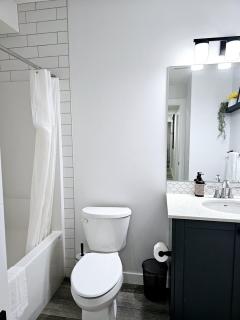 Cozy 2Bedroom Basement Suite in NW Calgary - Calgary - 3