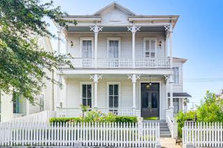 Less Than half Mi to The Strand Historic Galveston Apt! - Galveston - 0