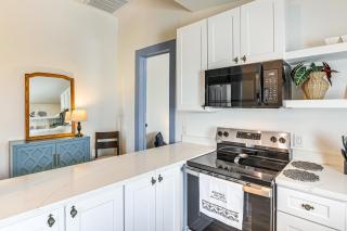 Less Than half Mi to The Strand Historic Galveston Apt! - Galveston - 2