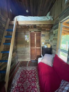 Gracies Grotto Cabin - Powell River - 6