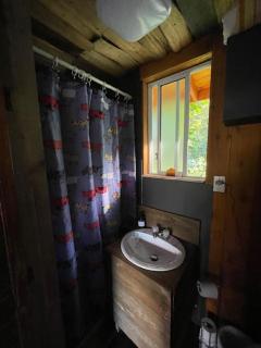 Gracies Grotto Cabin - Powell River - 5